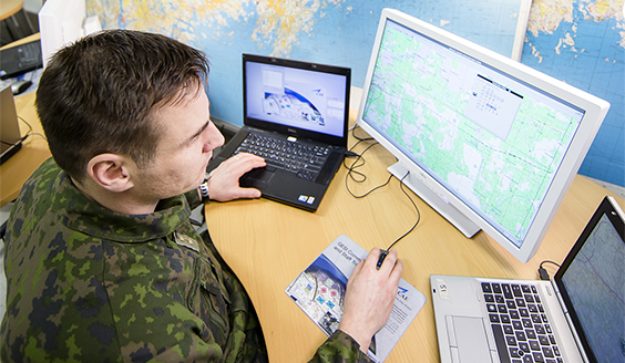Sotilas käyttää tietokonetta toimistossa