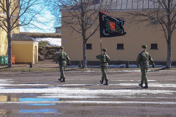 RUK:n lippua kannetaan RUK:n päärakennuksen aukiolla.