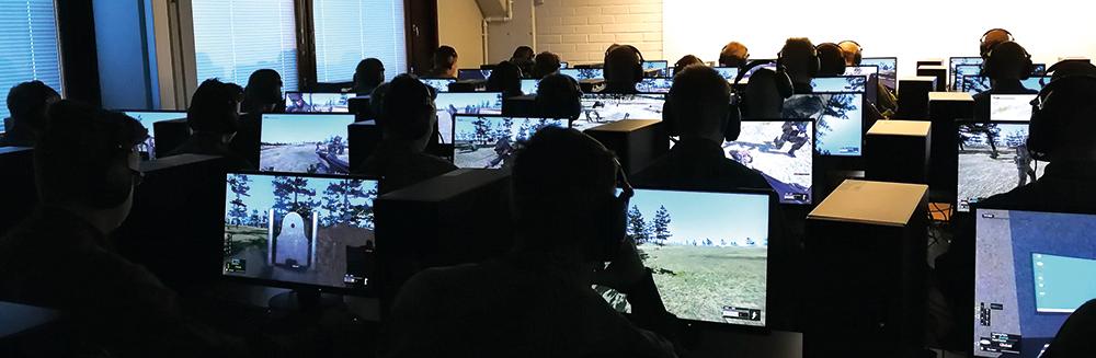 Virtuaalikoulutusluokka, varusmiehet harjoittelevat tietokoneella.