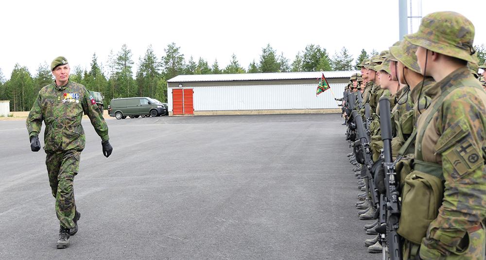 Everstiluutnantti Mikko Kuokka tarkastaa joukkoja. Komentajan vaihtotilaisuus.