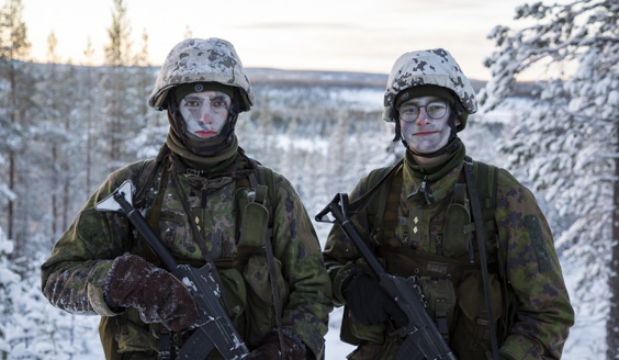 Kuva jossa upseerikokelas Ville Suoniemi ja Joonatan Niskala seisovat lumisen vaaran laella ja katsovat kameraan.