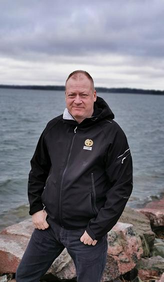Kuva jossa Jarmo Österlund on meren rannalla.
