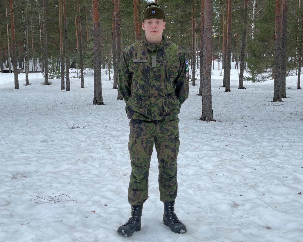 kuva jossa jääkäri Joona Kristo seisoo lumisessa metsässä.