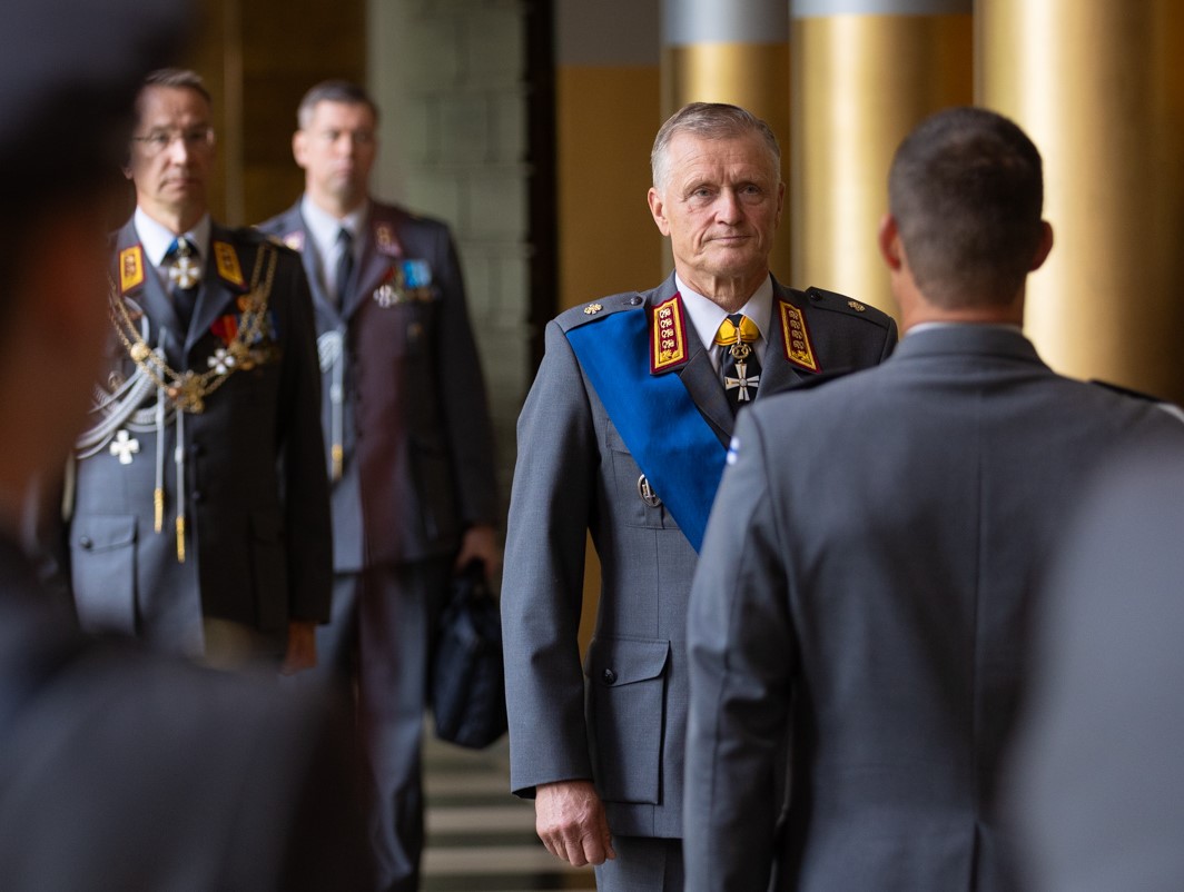 Puolustusvoimain komentaja, kenraali Timo Kivinen saapumassa valmistujaistilaisuuden päiväjuhlaan