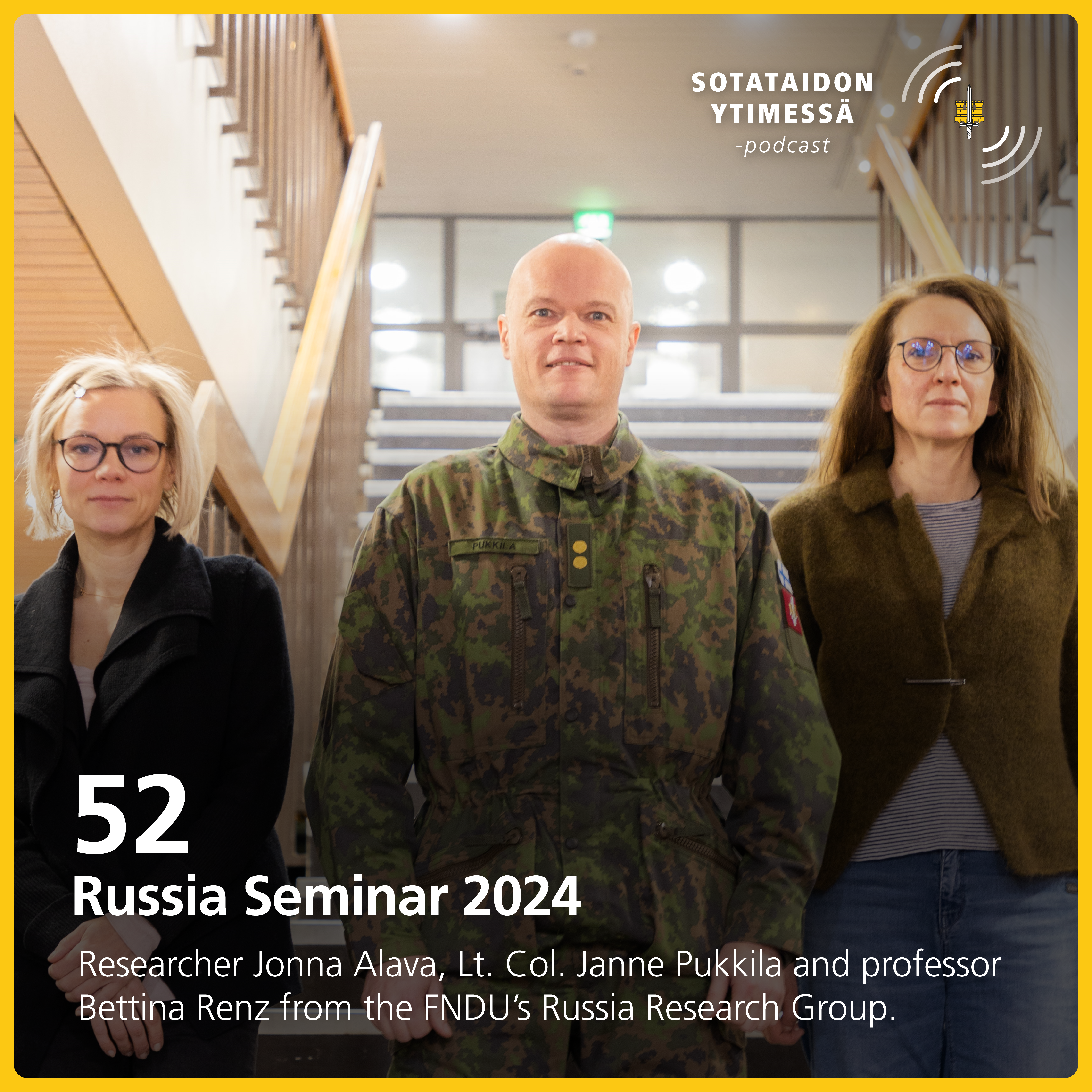 Podcastin kansikuva koostuu podcastin jakson nimestä sekä keskustelijoiden ryhmäkuvasta.