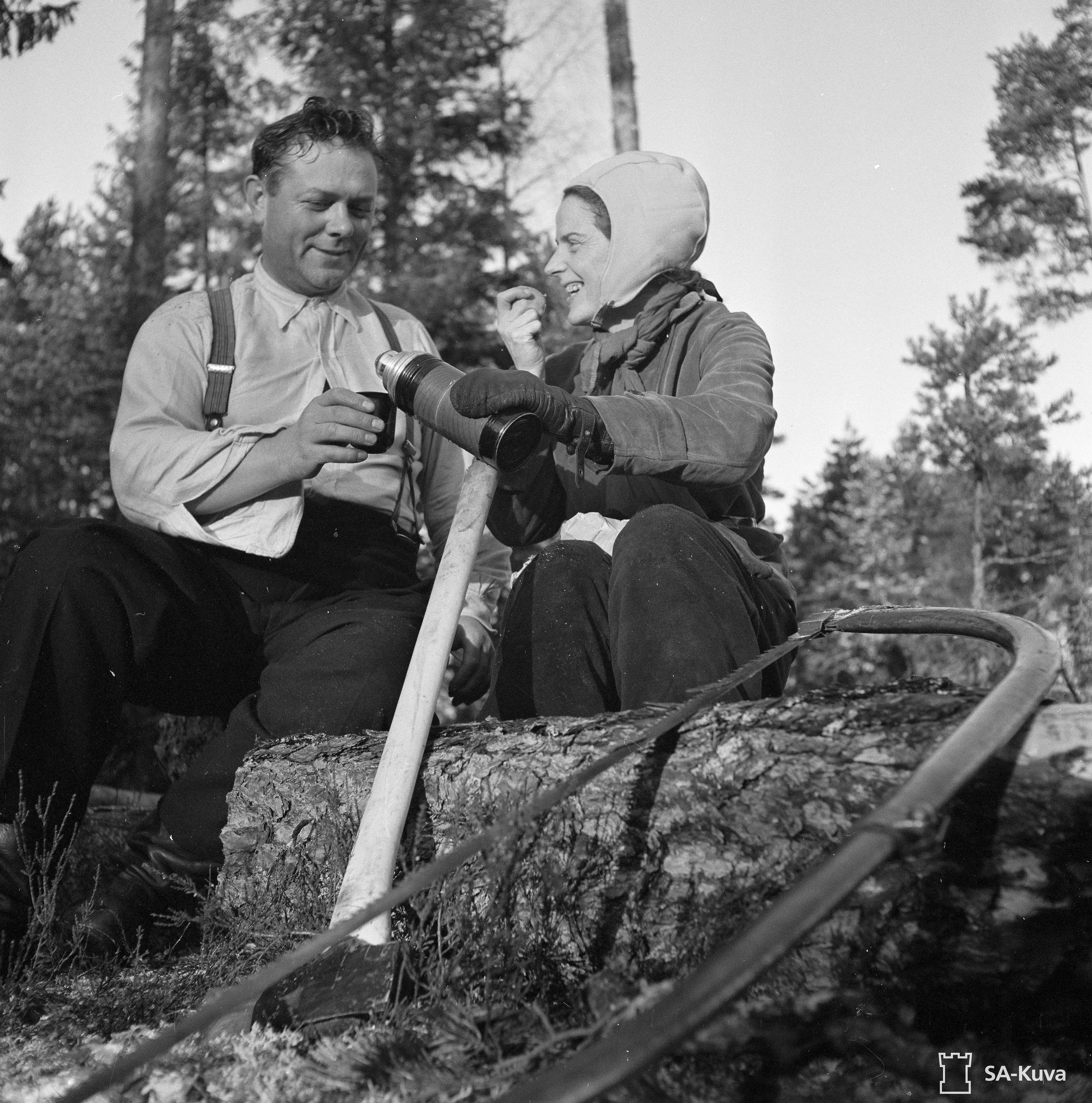 SA-kuva siviileistä puusavotan kahvitauolla