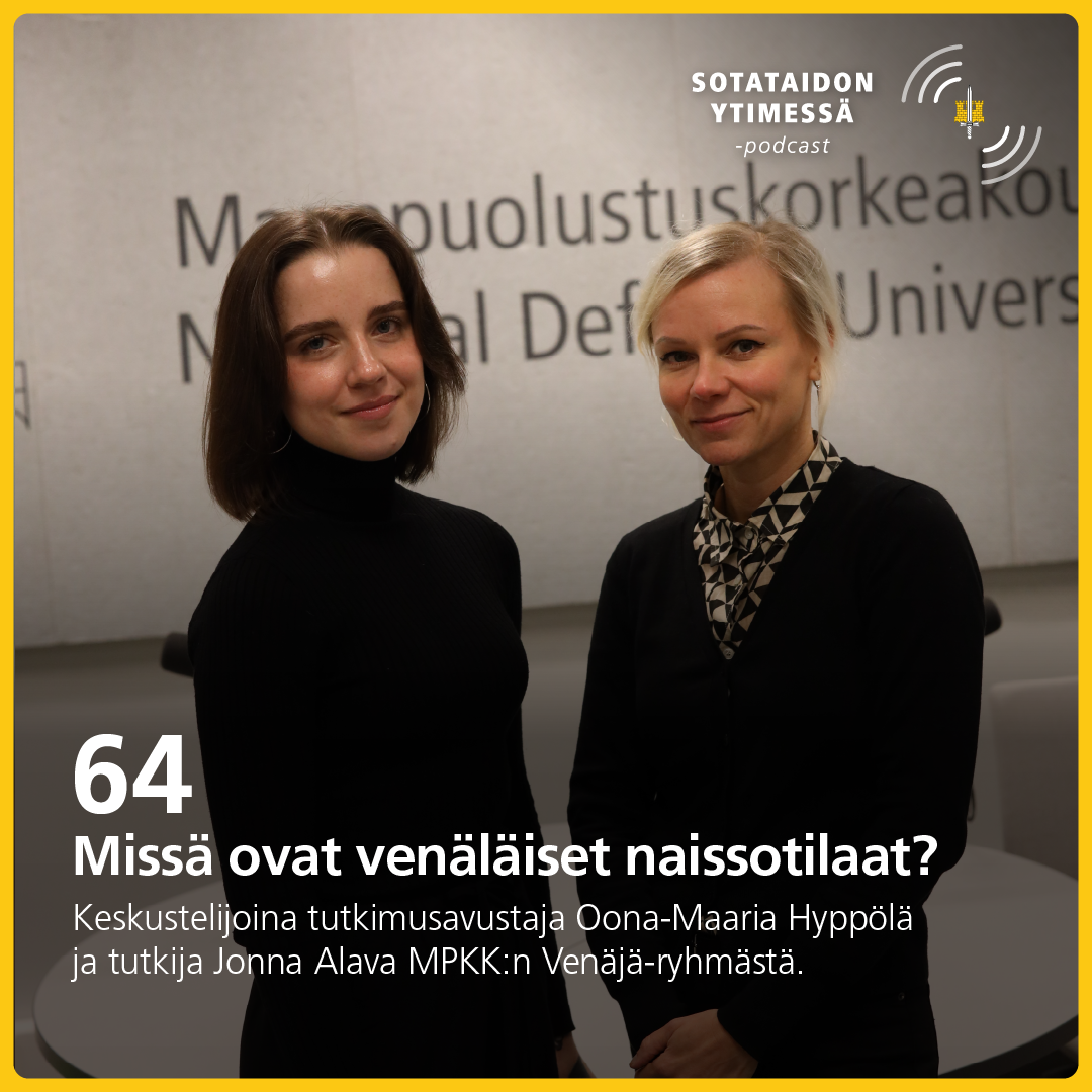 Podcastin kansikuva koostuu podcastin jakson nimestä sekä keskustelijoiden ryhmäkuvasta.
