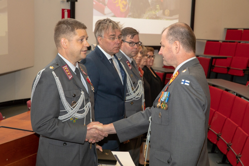 Major General Jari Kallio shakes hands with the Colonel.