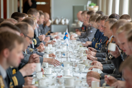 Kaffe vid ett långt bord