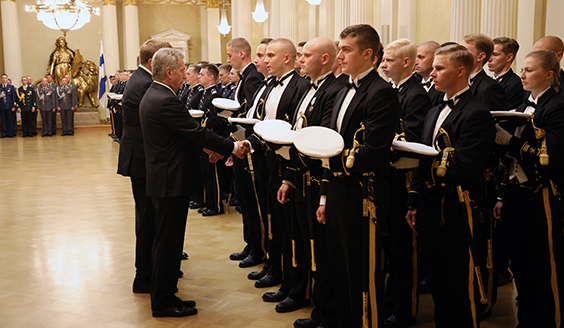 President Sauli Niinistö skakar hand med kadetter