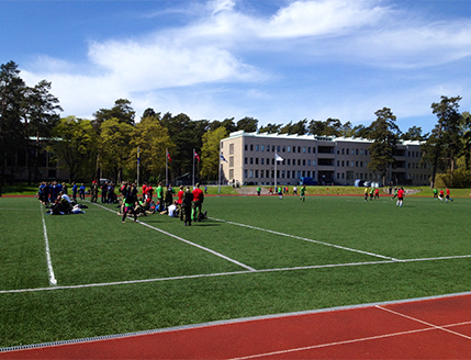 Män och kvinnor som spelar fotboll.