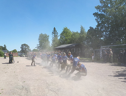 Rope pull: dozens of people pulling a rope.