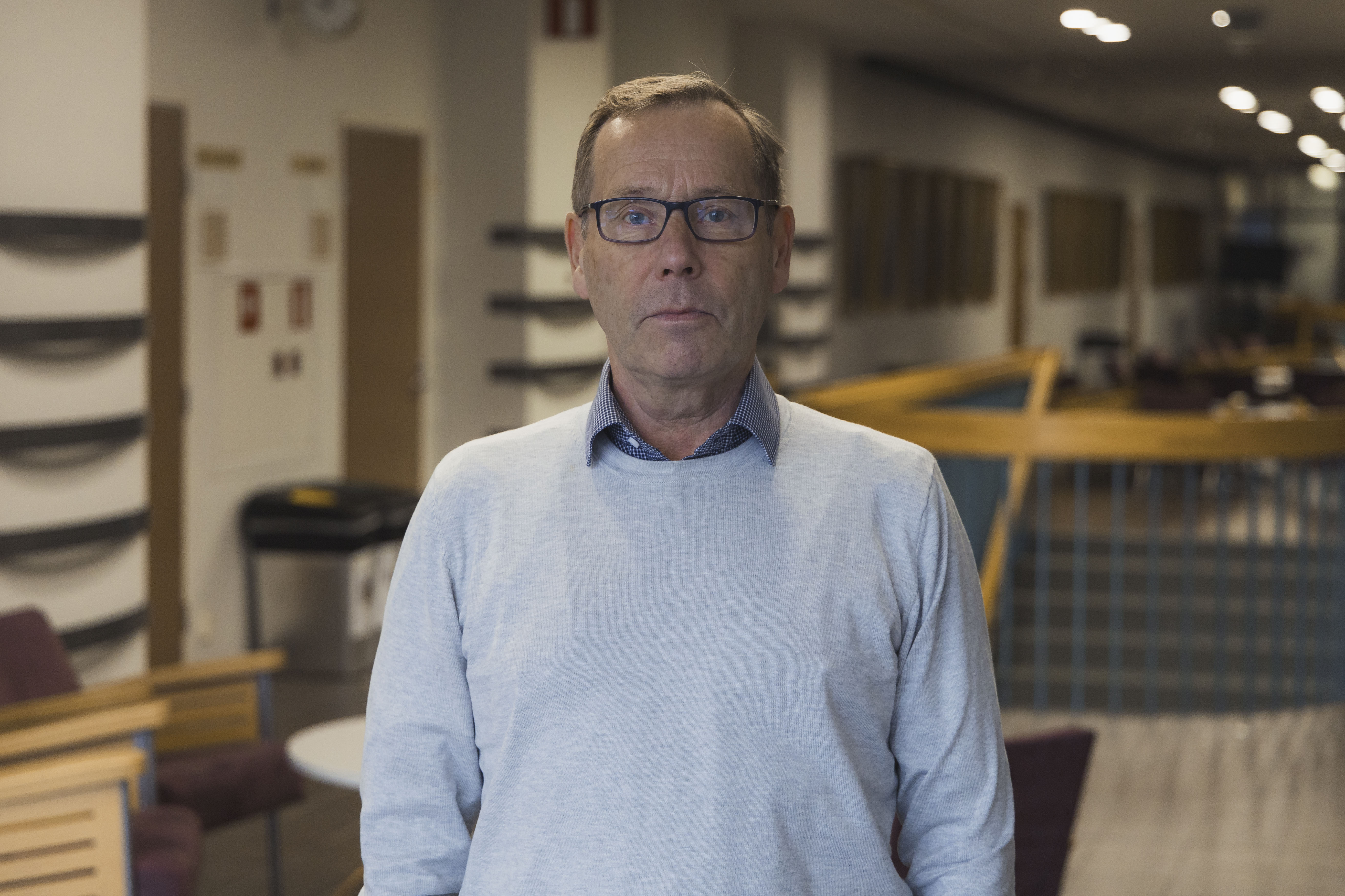 Kuvaa eversti evp. Pasi Kesseli. Hän katsoo suoraan kameraan, taustalla käytävä ja huonekaluja. 
