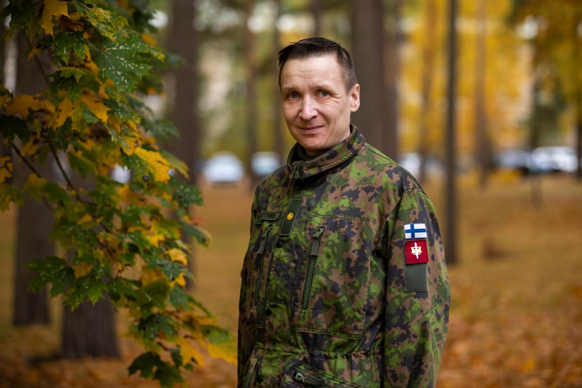 Kuvassa syksyisellä taustalla M05-maastopukuun pukeutunut majuri Mika Penttinen.