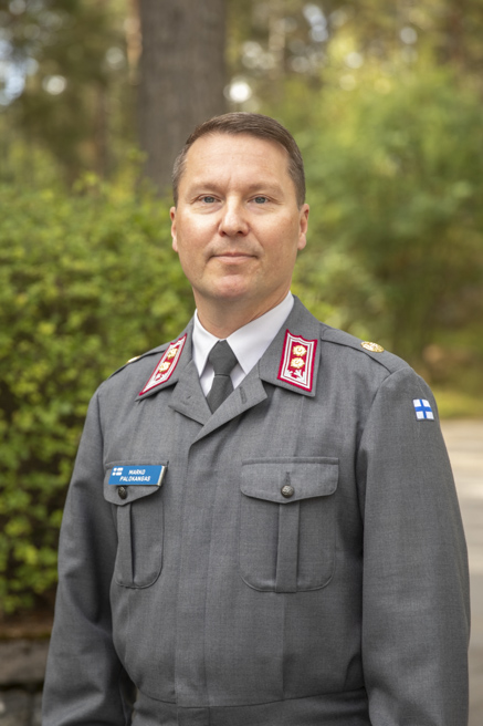 Kuvassa sotilasprofessori, everstiluutnantti Marko Palokangas. Kuva on kuvattu ulkona.