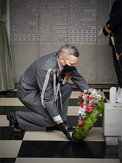 Everstiluutnantti von Bondsdorff laskee seppeleen toisessa maailmansodassa kaatuneille kadettiupseereille.