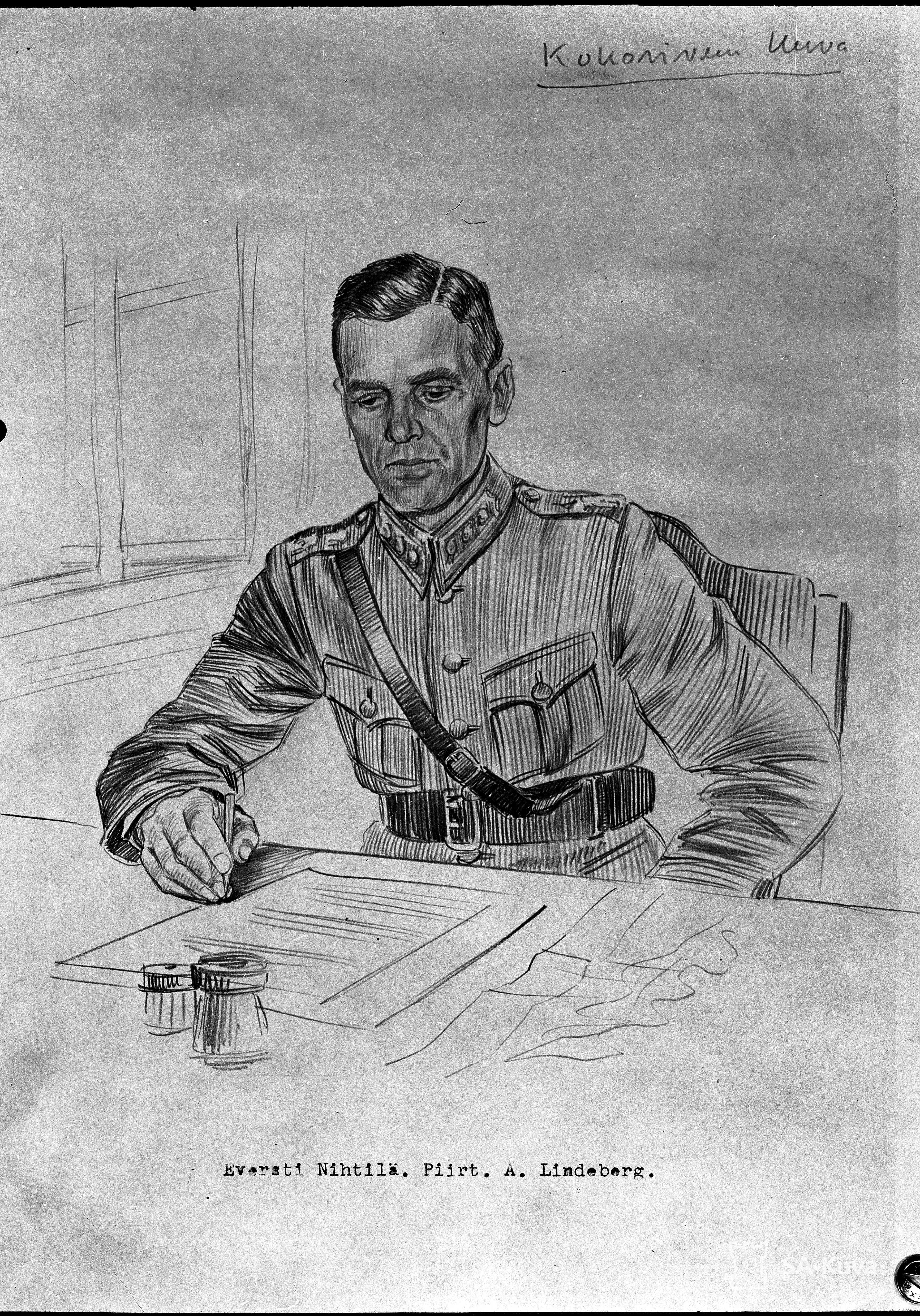 Kuvassa eversti Valo Nihtilä piirrettynä mustavalkoisena kuvana. Kuva sota-ajalta. Nihtilä on pöydän äärellä kynä kädessään. 