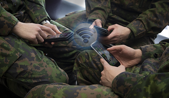 Tre soldater med telefoner i handen