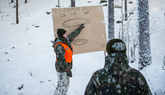 Soldater som tränar i vinterskogen, i ämnet av en gerilla-bakhåll.