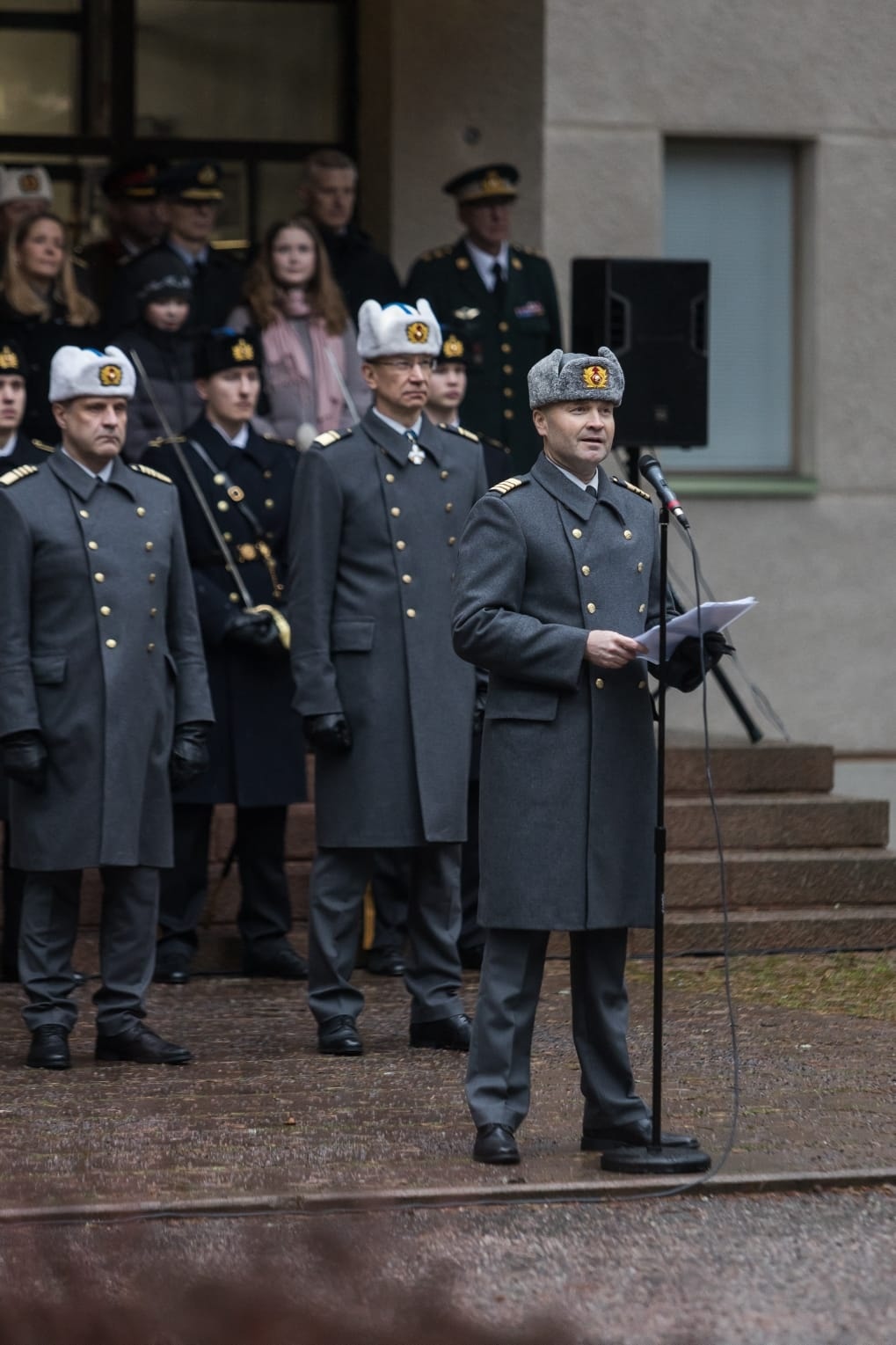 Eversti Jaro Kesänen tervehtii MPKK:n opiskelijoita ja henkilökuntaa. 