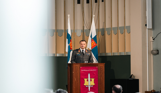 Puolustusvoimain komentaja, kenraali Janne Jaakkola pitämässä puhetta Maanpuolustuskurssien 65-vuotisjuhlassa.